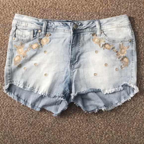 Rue21 Pants - 💥SALE💥 🔴2/$10 Rue21 Floral Embroidered Mid Rise Shorts
